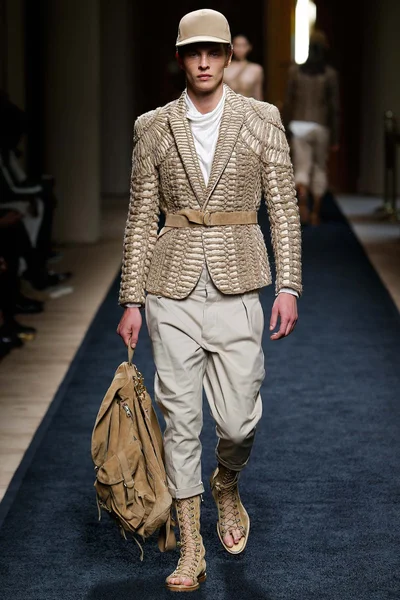 Look 16